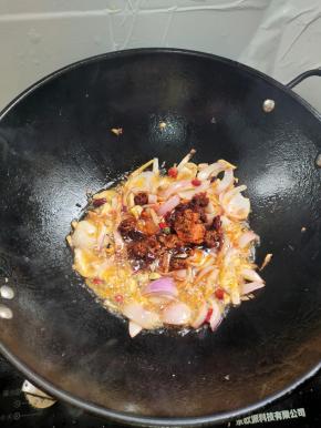 起锅烧油，放入生姜，蒜瓣，花椒，干辣椒，洋葱爆香，再放入郫县豆瓣酱和火锅底料！