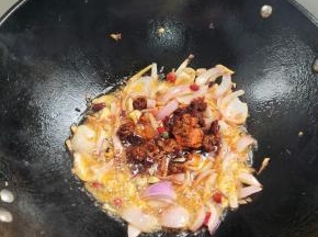起锅烧油，放入生姜，蒜瓣，花椒，干辣椒，洋葱爆香，再放入郫县豆瓣酱和火锅底料！