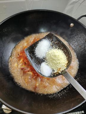 放入盐，鸡精，白糖！