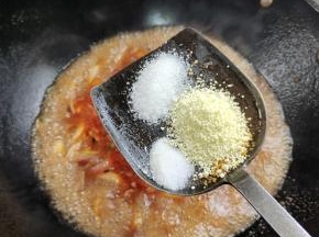 放入盐，鸡精，白糖！