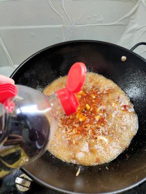 再放入一大勺生抽调味！