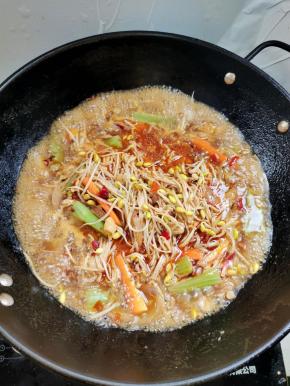 加入自己喜欢吃的配菜，煮熟！