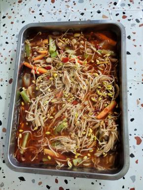 倒在烤盘里垫底儿！