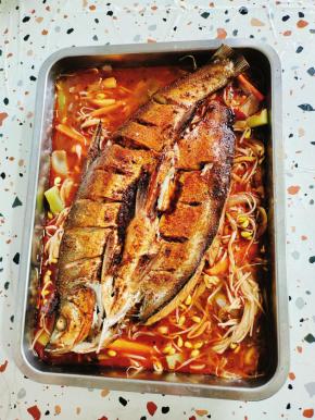 放入烤好的鱼！