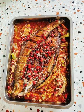 放入干辣椒段，花椒和熟白芝麻！