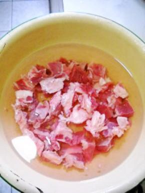 牛肉切块，用凉水浸泡出血水。