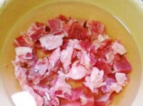 牛肉切块，用凉水浸泡出血水。