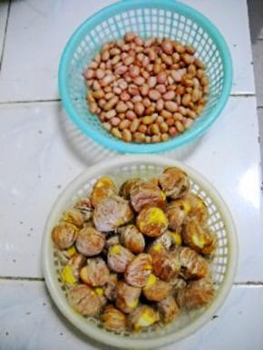 花生、栗子剥去外壳。