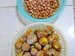 花生、栗子剥去外壳。