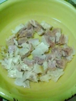 反复浸泡，直至水清。