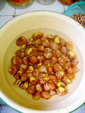 用开水将栗子烫一会。