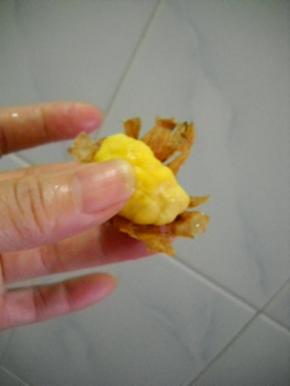 很容易就可以将栗子皮剥掉。