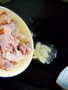 锅中油烧热，爆姜片，下牛肉翻炒至无血水。