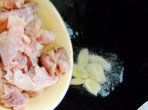 锅中油烧热，爆姜片，下牛肉翻炒至无血水。