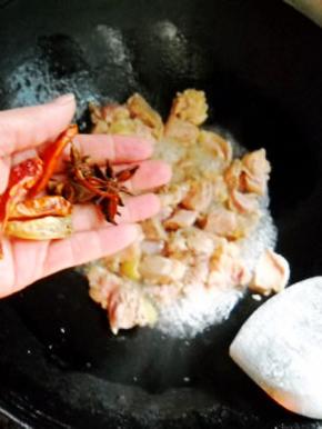 加入八角、干红椒，翻炒出香味。