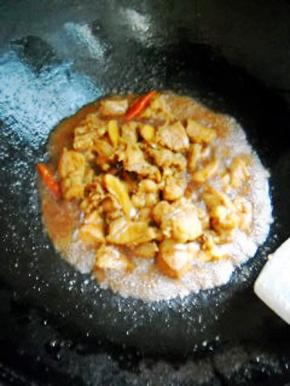 加入盐、酱油，炒匀。