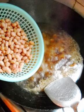 下入洗净的花生，继续焖煮30分钟。