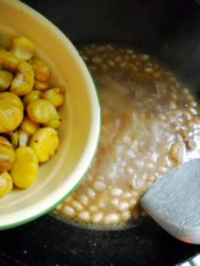 加入板栗，炒匀，再焖煮30分钟；调好味即可。