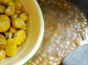加入板栗，炒匀，再焖煮30分钟；调好味即可。