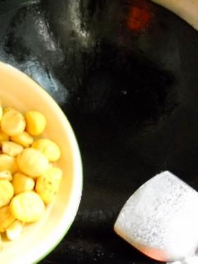 锅中油烧热，下栗子翻炒一会，表面见透明状即可盛起。