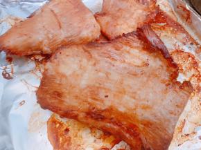 烤盘里铺上锡纸，放入腌制好的猪颈肉，200度烤30分钟左右，中途记得翻一下面