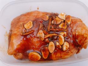 戴上一次性手套抓拌均匀，放入冰箱冷藏腌制4个小时以上更入味