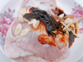 再加入生抽，老抽，白糖