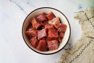 切好的牛肉放入小碗，