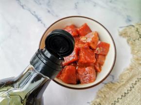 生抽抓匀腌制10分钟。