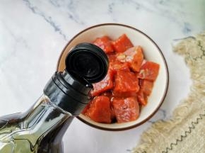 生抽抓匀腌制10分钟。