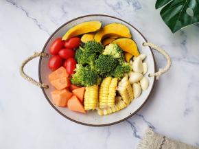 西兰花焯水30秒捞出，和其它蔬菜放一起，