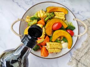 生抽和椒盐抓拌均匀。