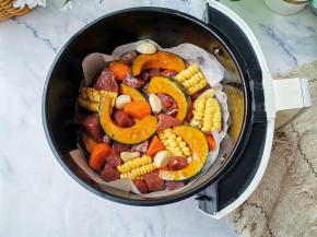 除了西兰花和圣女果，全部放入空气炸锅180℃烤25分钟，