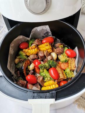 再放入剩下的蔬菜，继续烤5分钟，中途记得翻面哦。