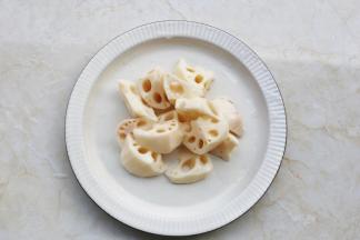 莲藕去皮洗净切块，