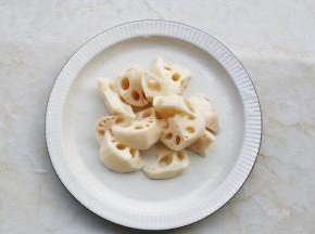 莲藕去皮洗净切块，