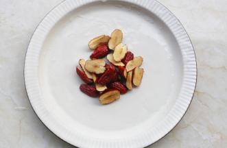 红枣洗净切瓣。