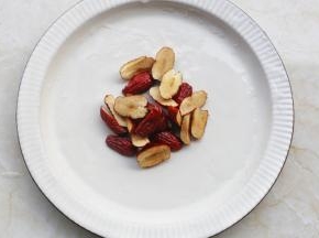 红枣洗净切瓣。