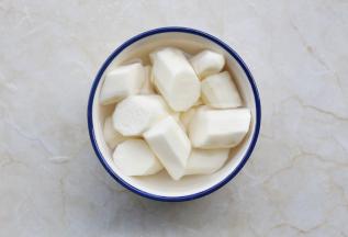 山药去皮洗净切段。