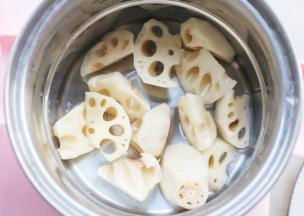 锅中烧开水，放入莲藕。