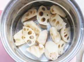 锅中烧开水，放入莲藕。
