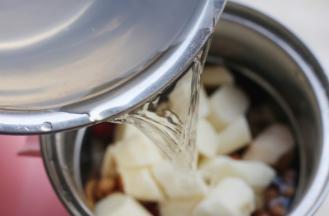 加水没过食材。