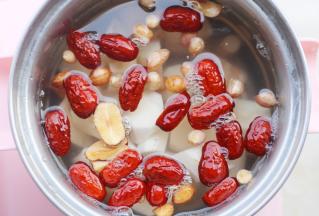 放入花生、红枣，煮至花生软糯即可。