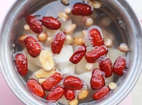 放入花生、红枣，煮至花生软糯即可。