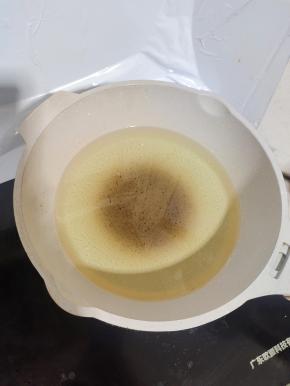 锅烧热，倒入适量的油！烧至七成热！