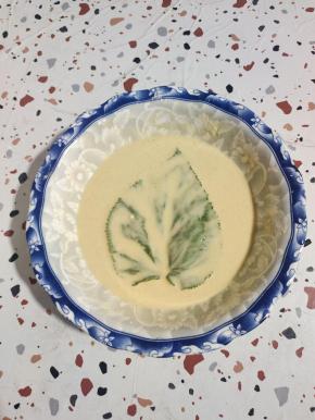 把少量的桑叶放在面糊中，两面都均匀的裹满面糊！