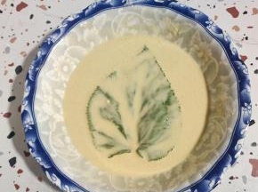 把少量的桑叶放在面糊中，两面都均匀的裹满面糊！