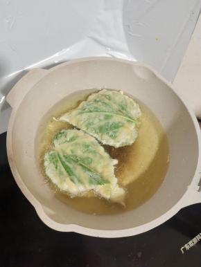 把筷子插入油锅中冒小气泡，油温就可以了！把沾过面糊的桑叶，一片片放入油锅中！