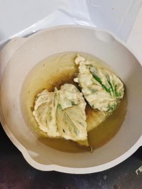 不时的翻面，以免桑叶一面糊了，一面还没炸过！