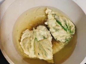 不时的翻面，以免桑叶一面糊了，一面还没炸过！